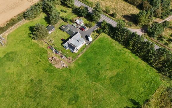 EAST CAIRNCHINA, LONMAY
